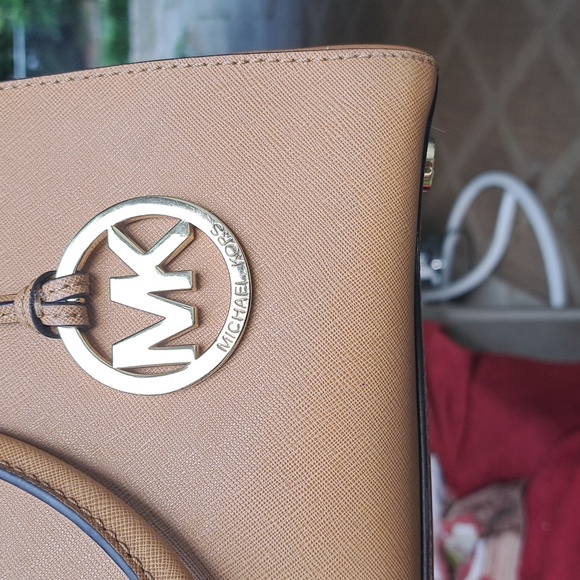 Michael Kors LightTan Crossbody/Satchel GREAT CONDITION - Picture 3 of 9